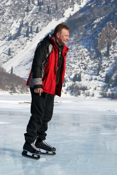Patinaje sobre hielo en montaña como — Foto de Stock