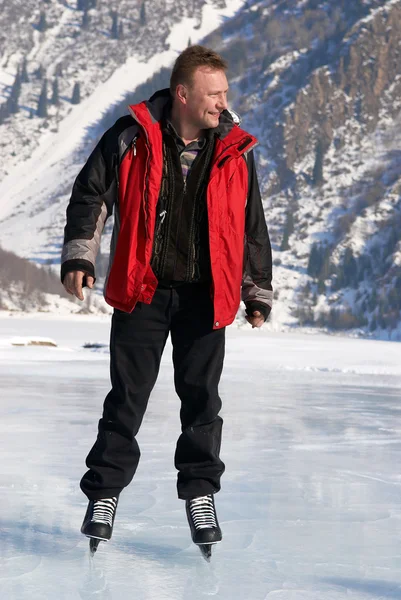 Patinaje sobre hielo en montaña como — Foto de Stock