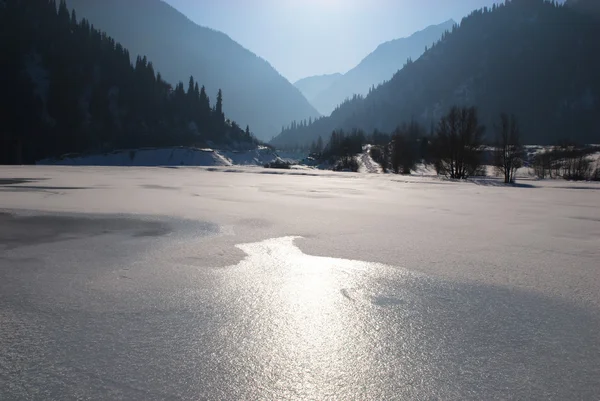 Winter mounatain lake — Stockfoto
