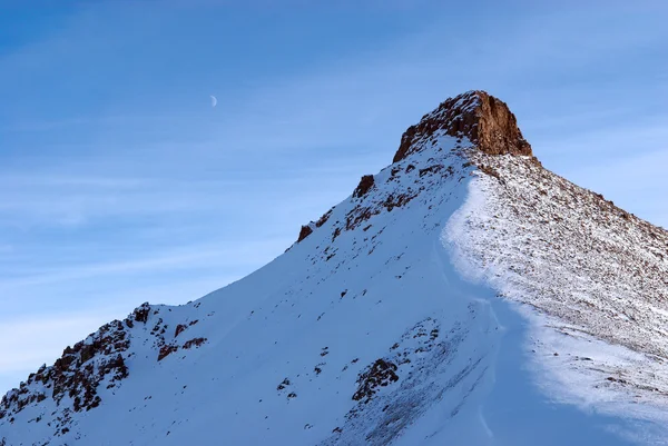Гірський пік і Місяць — стокове фото