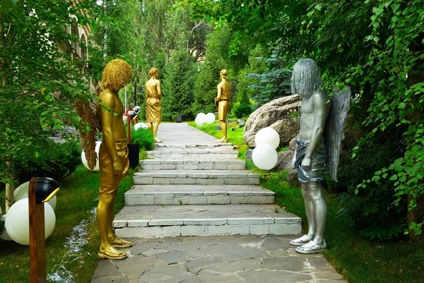 Gouden en zilveren levend standbeeld in park — Stockfoto