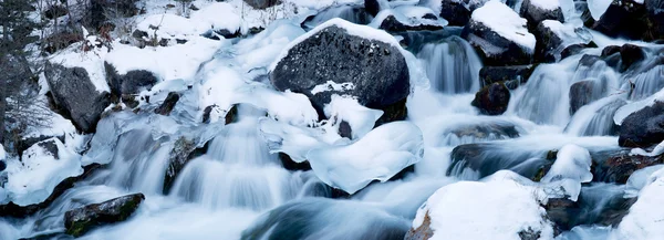 Cascatas em um rio de montanha em inverno — Fotografia de Stock