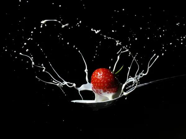 Erdbeercreme Splash 1 lizenzfreie Stockfotos