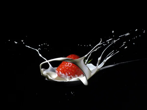 草莓奶油飞溅 2 图库图片