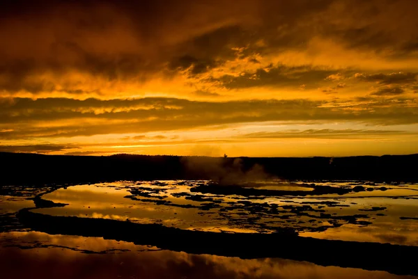 Západ slunce nad velkou tryskající gejzír 1 — Stock fotografie