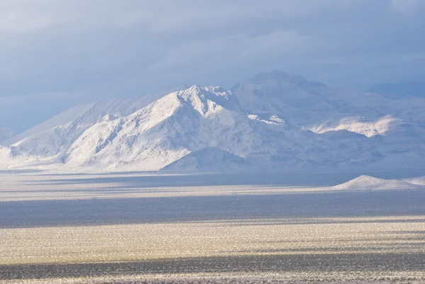 Пустая гора при штормовом солнечном свете — стоковое фото