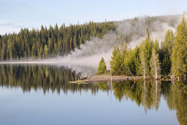 Geiser reflecties op yellowstone lake — Stockfoto