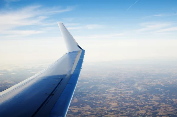 Vingar på ett passagerarflygplan — Stockfoto