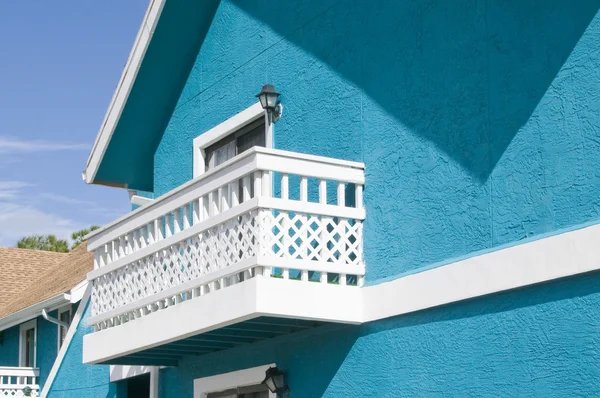Белый балкон — стоковое фото
