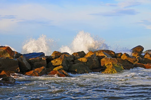 Всплеск морской стены — стоковое фото