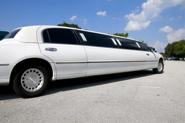 Vit stretch limousine — Stockfoto