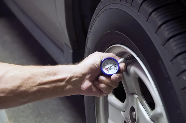 Pressão do pneu — Fotografia de Stock