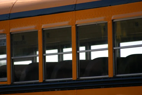 学校巴士 windows — 图库照片