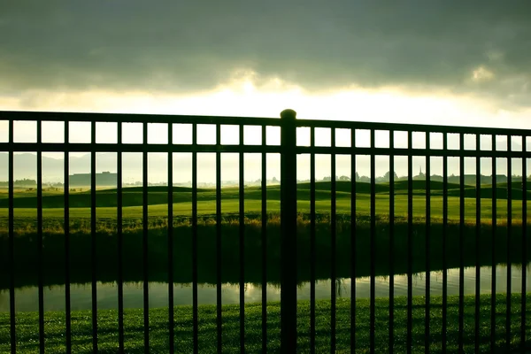 Sunrise a kerítés mögött — Stock Fotó