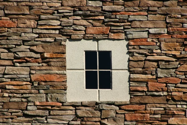 Rotswand met concrete venster — Stockfoto