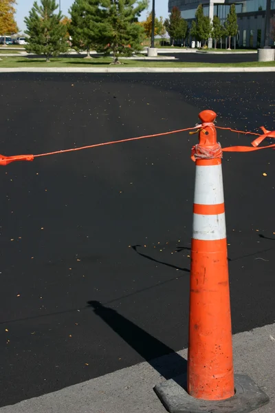 Yeni asfalt ve koni — Stok fotoğraf