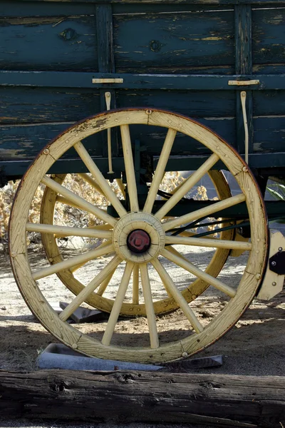 Gamla antika wagon wheel — Stockfoto