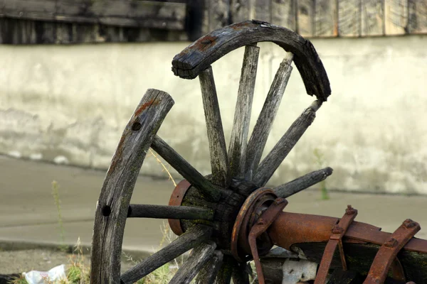 Törött régi antik kocsi kerék — Stock Fotó