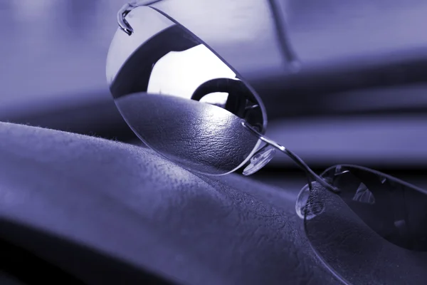 Sonnenbrille auf dem Deck — Stockfoto