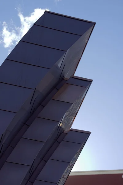 Abstracte gebouw gaan in de lucht — Stockfoto
