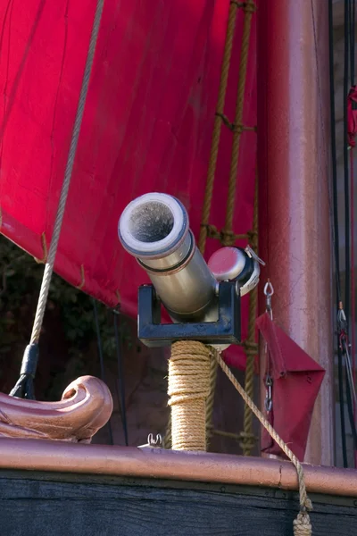 Chiudere su un cannone da nave pirata — Foto Stock