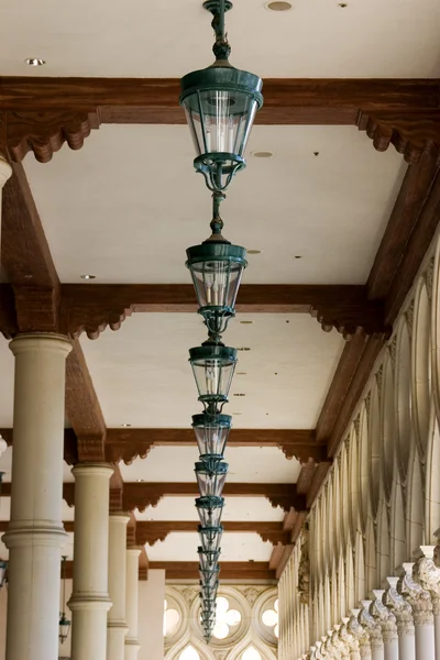 Italiaanse stijl plafond lampen in een rij — Stockfoto