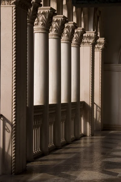 Venetianska balkong pelare och valv — Stockfoto
