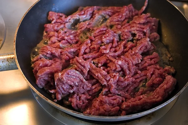 Κοντινό πλάνο στο επίγειο βόειο κρέας σε ένα τηγάνι — Φωτογραφία Αρχείου