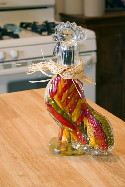 Dekorative Glashuhn mit Knoblauch gefüllt — Stockfoto