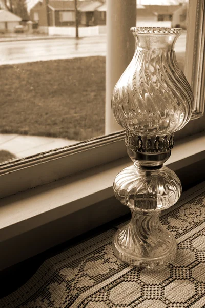 Антична лампа біля вікна — стокове фото