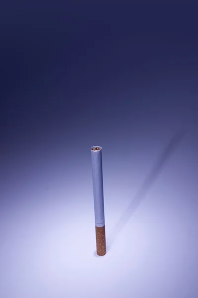 Cigarro isolado sob luz azul — Fotografia de Stock