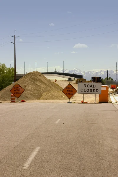 Byggarbetsplatsen och vägen stängd tecken — Stockfoto