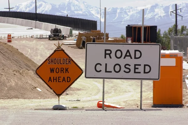 Sitio de construcción y carretera cerrado SIgn — Foto de Stock