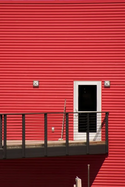赤い壁と白いドア — ストック写真