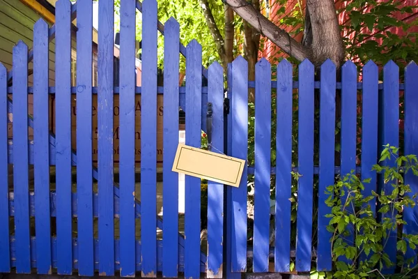 Голубая огороженная дверь с блатной вывеской — стоковое фото
