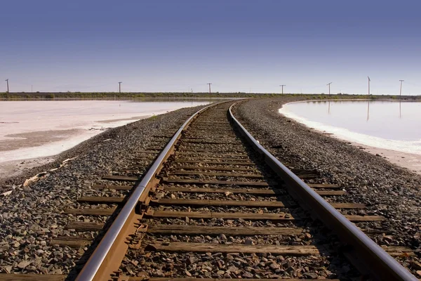 Torów kolejowych przez słone jezioro — Zdjęcie stockowe