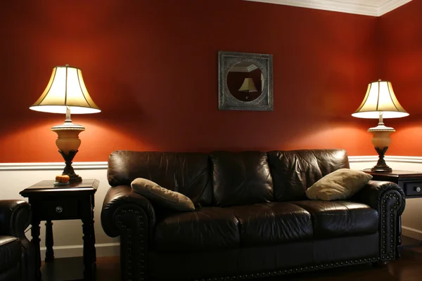 Dentro da sala de estar com um sofá — Fotografia de Stock