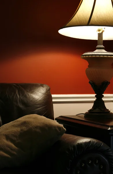Лампа і диван - вертикальний постріл — стокове фото