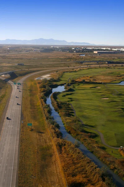 Med utsikt över en golfbana och en damm — Stockfoto