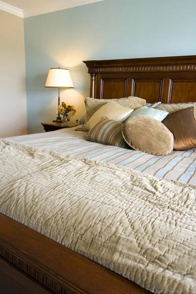 Närbild på en säng i ett sovrum — Stockfoto