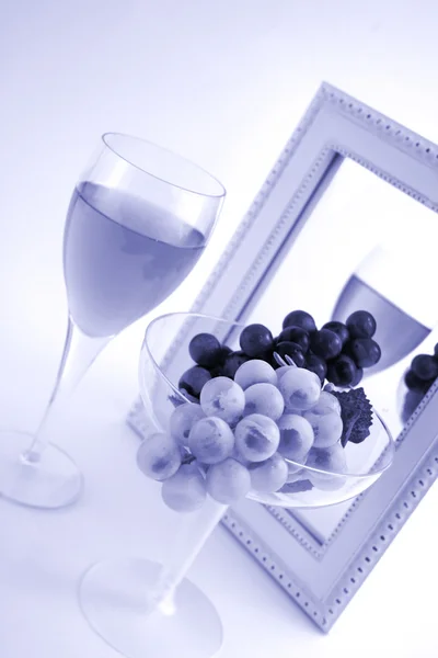 在玻璃中的孤立的葡萄 — 图库照片