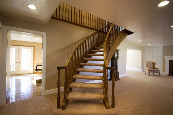 Obývací pokoj s schody nahoru — Stock fotografie