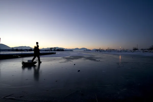 물고기를 잡으러 얼음에 걷는 어 부 — 스톡 사진