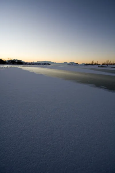 Sonnenaufgang über dem zugefrorenen See — Stockfoto