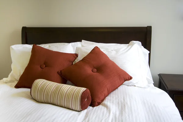 Fechar em cima de uma cama em um quarto — Fotografia de Stock