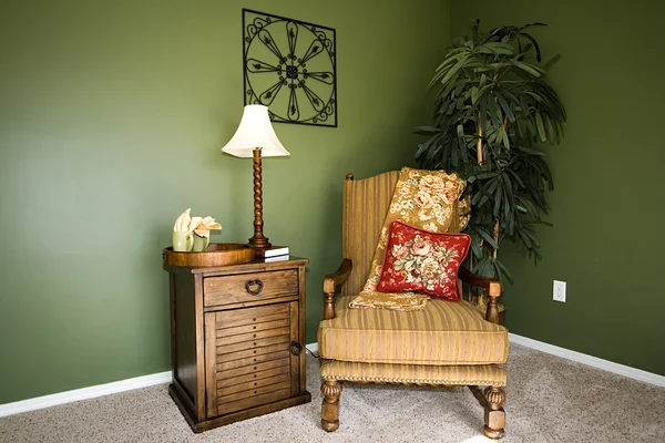 Familiekamer met het lezen van de stoel — Stockfoto