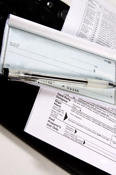 Steuern vorbereiten - Schecks und Formulare — Stockfoto
