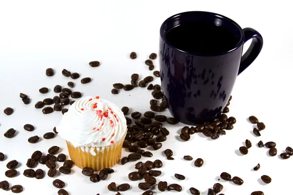 Kubek kawy na białym tle z ciastko — Zdjęcie stockowe