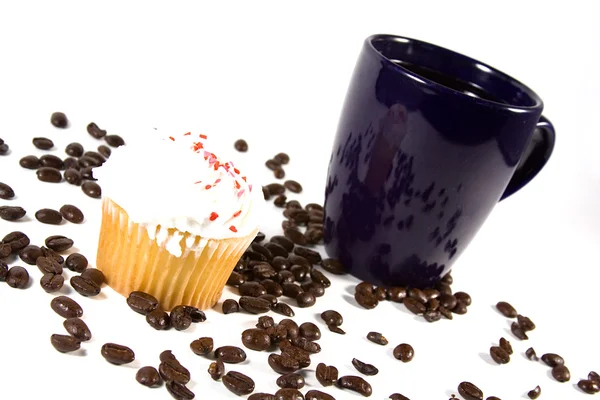 Kubek kawy na białym tle z ciastko — Zdjęcie stockowe
