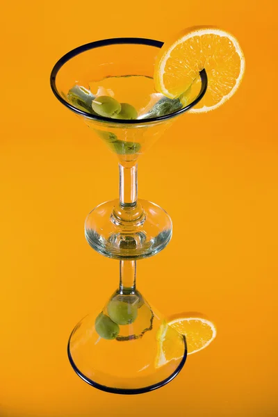 Martini Glass en un espejo — Foto de Stock